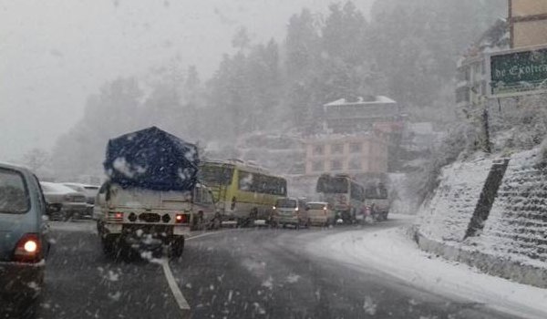 समूचा उत्तर भारत ठंड की चपेट में, पहाड़ों पर हुई बर्फबारी