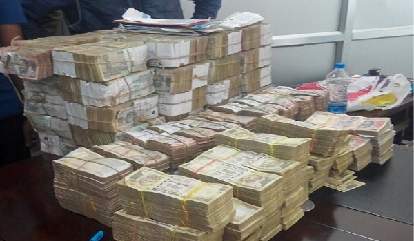 नकदी जमाखोरों के खिलाफ दिल्ली से बेंगलुरु तक कार्रवाई नकदी जमाखोरों के खिलाफ दिल्ली से बेंगलुरु तक कार्रवाई