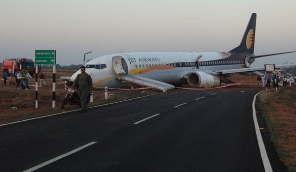 दिल्ली समेत गोवा एयरपोर्ट पर बाल-बाल बचा विमान हादसा