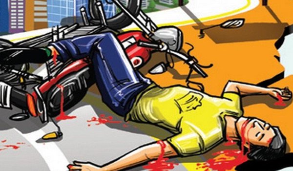 ट्रैक्टर ने बाइक सवार दो भाईयों को कुचला, एक की मौत ट्रैक्टर ने बाइक सवार दो भाईयों को कुचला, एक की मौत