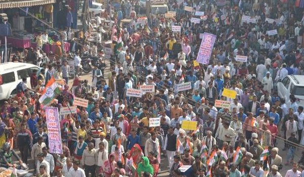 कोटा में रैली के दौरान कांग्रेस कार्यकर्ताओं में परस्पर चले लात-घूंसे