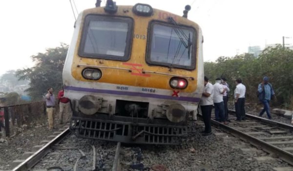मुंबई की लाइफलाइन लोकल ट्रेन कल्याण में पटरी से उतरी