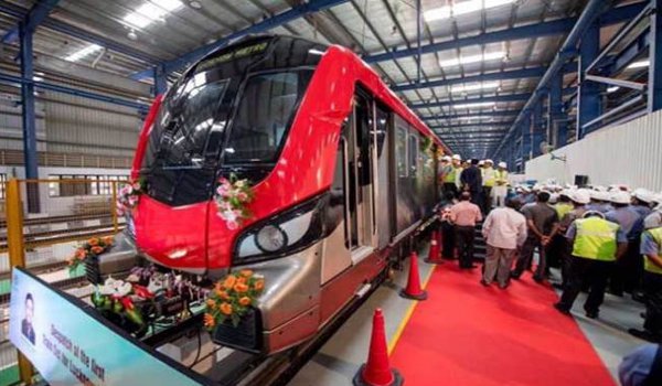 लखनऊ में मेट्रो ट्रेन के ट्रायल को मुख्यमंत्री ने दिखाई हरी झंडी