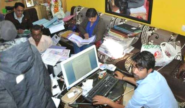 इंदौर : छापेमारी में आईडीए क्लर्क निकला करोड़ों का मालिक इंदौर : छापेमारी में आईडीए क्लर्क निकला करोड़ों का मालिक
