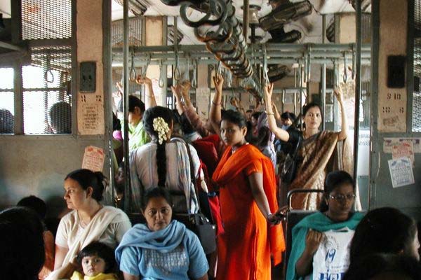 लोकल ट्रेनों में महिलाओं की सुरक्षा के लिए टॉकबैक प्रणाली होगी शुरू