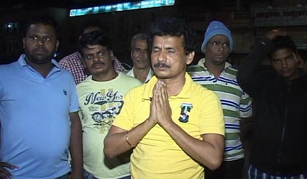 पुरी श्री जगन्नाथ मंदिर के बाहर हास्य अभिनेता पपु पमपम ने माफी मांगी