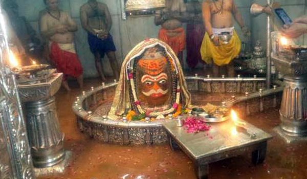 भगवान महाकाल मंदिर हुआ कैशलेस, स्वैप मशीन से एक लाख का पहला दान