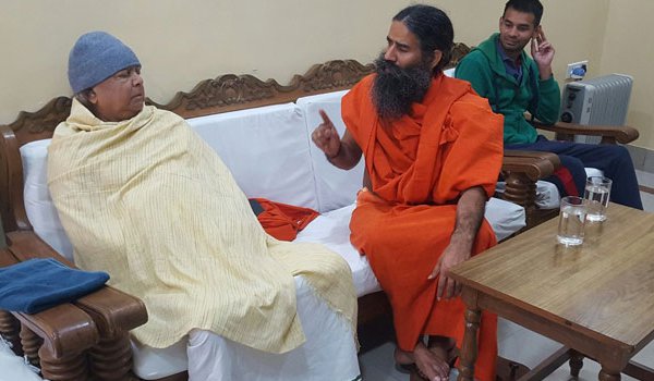 राजद प्रमुख लालू यादव से मिले योग गुरु रामदेव, कहा नोटबंदी से कही नहीं समस्या