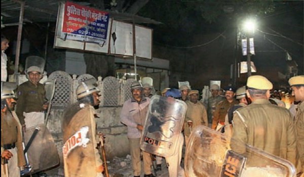 जोधपुर : तोड़फोड़ व पथराव में 10 लोग अरेस्ट, पुलिस बल तैनात जोधपुर : तोड़फोड़ व पथराव में 10 लोग अरेस्ट, पुलिस बल तैनात
