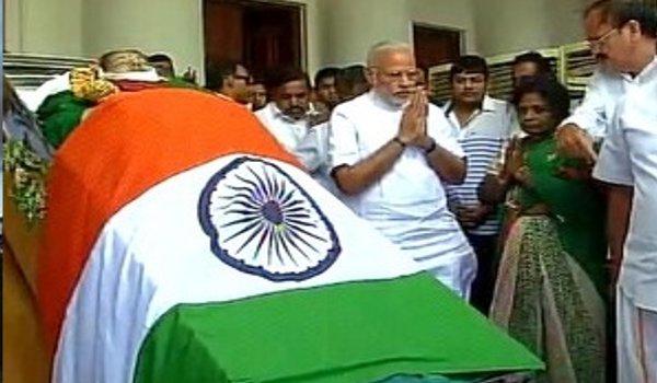 पीएम मोदी ने दी जयललिता को श्रद्धांजलि, कई वरिष्ठ नेताओं का लगा तांता पीएम मोदी ने दी जयललिता को श्रद्धांजलि, कई वरिष्ठ नेताओं का लगा तांता