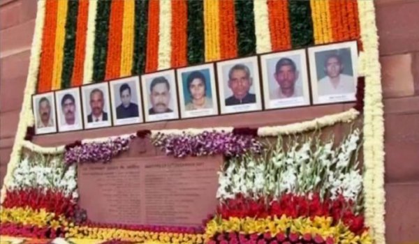 पीएम समेत अन्य नेताओं ने दी संसद हमले के शहीदों को श्रद्धांजलि