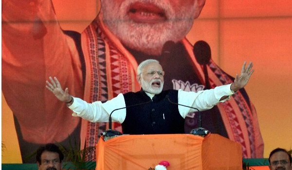 गरजे मोदी, जन-धन खातों में पैसा डालने वाले जाएंगे जेल