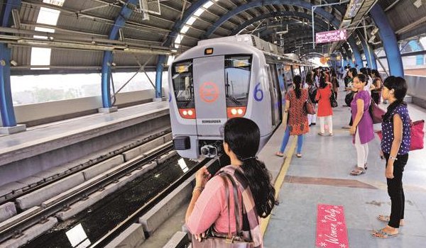 मेट्रो ने कैशलेस पर पलटा फैसला, एक कैश काउंटर भी होगा मेट्रो ने कैशलेस पर पलटा फैसला, एक कैश काउंटर भी होगा