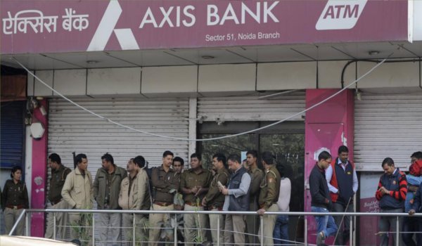 एक्सिस बैंक में फिर छापा, 12 फर्जी कंपनियों के खाते मिले एक्सिस बैंक में फिर छापा, 12 फर्जी कंपनियों के खाते मिले