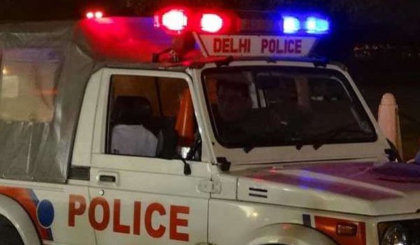 दिल्ली : दोस्तों संग कार में घूम रही लड़की को मारी गोली