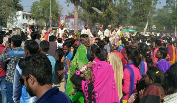 निकली वाल्मीकि समाज के 30 दूल्हों की बारात, स्वागत में उमडे लोग निकली वाल्मीकि समाज के 30 दूल्हों की बारात, स्वागत में उमडे लोग