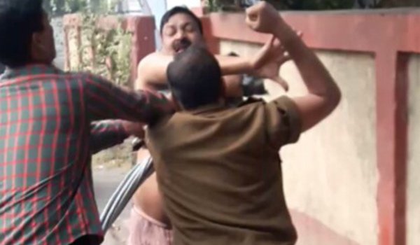 कानपुर में सरेराह भिड़े पुलिसवाले, एक-दूसरे पर चलाए लात-घूंसे
