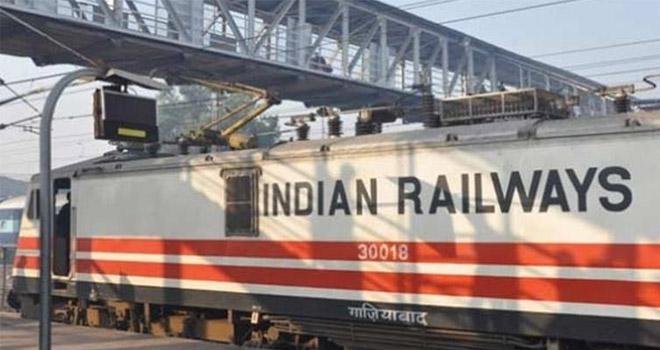 संसाधन जुटाने के लिए रेलवे बढ़ा सकता है यात्री किराया