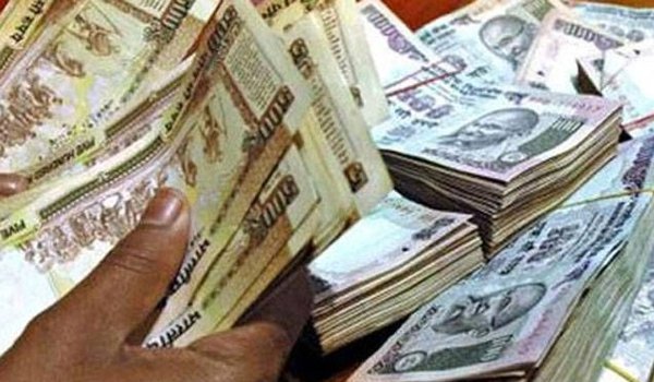 नौकर के खाते में 13 करोड़ तो कैब ड्राइवर के पास मिले 7 करोड़ नौकर के खाते में 13 करोड़ तो कैब ड्राइवर के पास मिले 7 करोड़