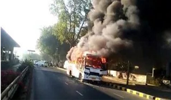 अहमदाबाद में निजी स्कूल बस में लगी आग