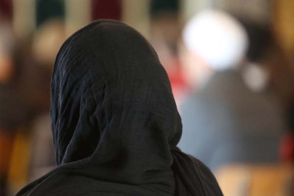 लंदन: हिजाब से एक मुस्लिम महिला को घसीटा