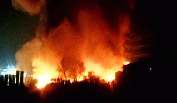 मुंबई की प्रेमनगर झोपड़ पट्टी में लगी भीषण आग
