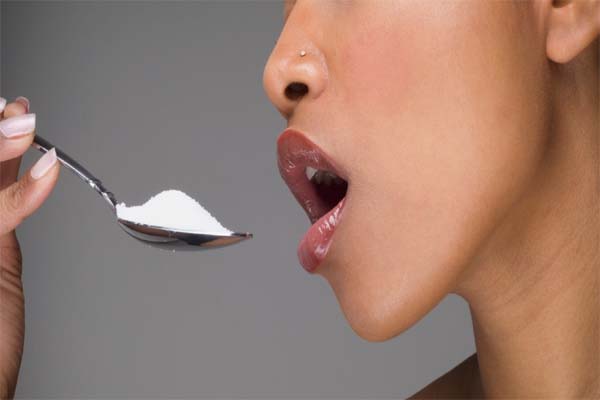 अधिक मात्रा में चीनी खाने से दांतों को हो सकता है नुकसान