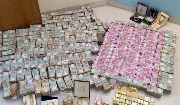 ईडी ने टेलर से बरामद किए 30 लाख रूपए व ढाई किलो सोना ईडी ने टेलर से बरामद किए 30 लाख रूपए व ढाई किलो सोना
