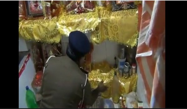 देवी मां के मदिर की आड़ में चल रहा थी मधुशाला, मूर्ति के नीचे था गुप्त तहखाना