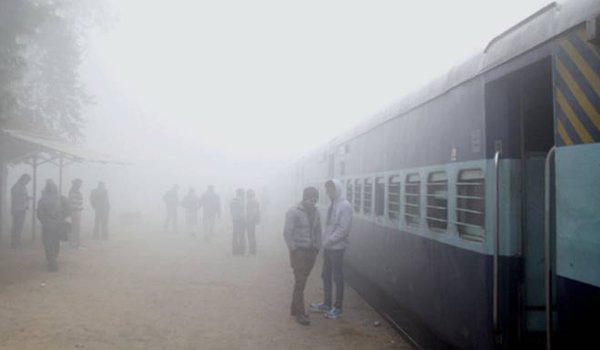 अजमेर : कोहरे ने थामी ट्रनों की रफ्तार, 15 टेनें लेट अजमेर : कोहरे ने थामी ट्रनों की रफ्तार, 15 टेनें लेट