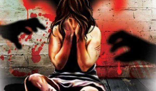 दबंगों ने किया 10 साल की बच्ची से रेप, धारदार हथियार से किया जख्मी दबंगों ने किया 10 साल की बच्ची से रेप, धारदार हथियार से किया जख्मी