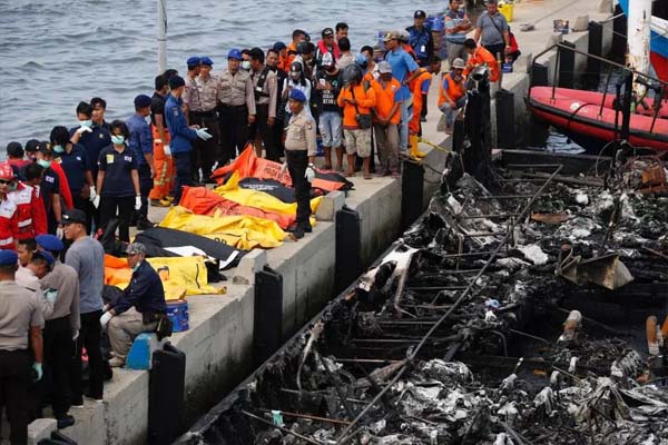 इंडोनेशिया में पर्यटकों को ले जा रही नाव में लगी आग, 23 की मरे
