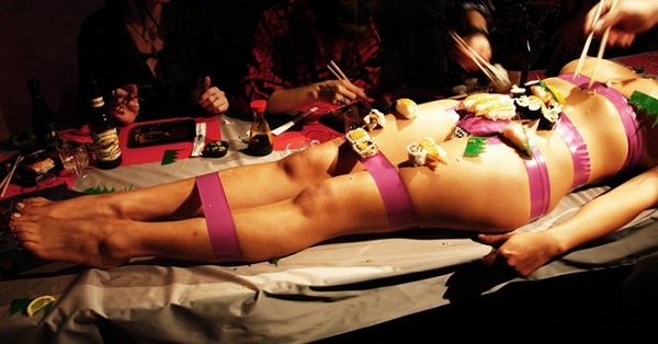 Nyotaimori-Bizarre-Restaurant-Serves-Food-on-Female-Bodies-2