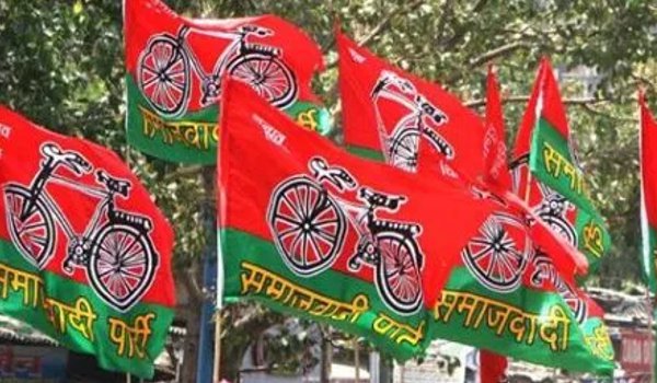 आगरा में अखिलेश समर्थकों को देख भाग खड़े हुए शिवपाल समर्थक आगरा में अखिलेश समर्थकों को देख भाग खड़े हुए शिवपाल समर्थक