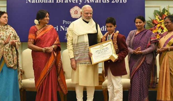 प्रधानमंत्री नरेन्द्र मोदी ने दिए बहादुर बच्चों को वीरता पुरस्कार