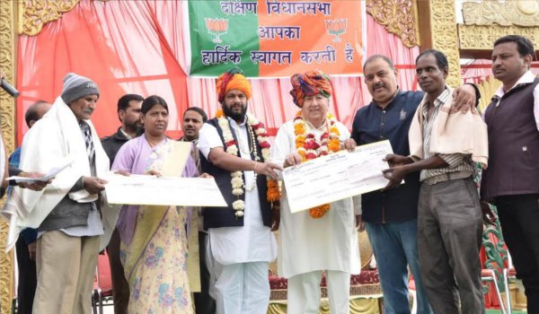 मंत्री अनिता भदेल ने 82 जरूरतमंदों को बांटे सहायता राशि के चैक मंत्री अनिता भदेल ने 82 जरूरतमंदों को बांटे सहायता राशि के चैक
