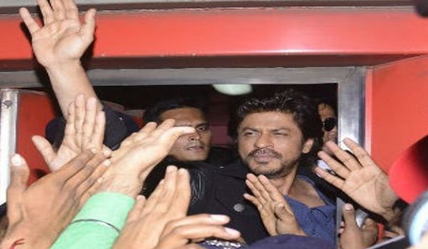 वड़ोदरा में ‘रईस’ को देखने के लिए मची भगदड़, एक शख्स की मौत वड़ोदरा में ‘रईस’ को देखने के लिए मची भगदड़, एक शख्स की मौत