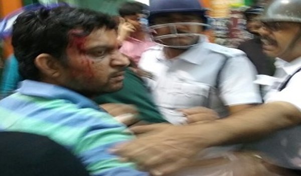सुदीप बनर्जी की गिरफ्तारी से गुस्साए टीएसी समर्थकों का भाजपा कार्यालय पर हमला