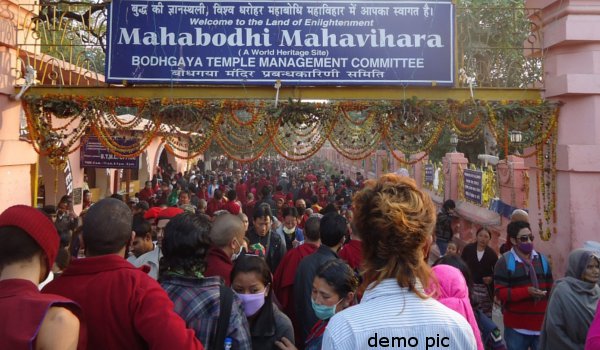 कालचक्र पूजा में बोधगया पहुंचे एक लाख श्रद्धालु कालचक्र पूजा में बोधगया पहुंचे एक लाख श्रद्धालु