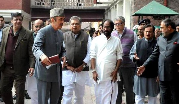 आम बजट को रुकवाने चुनाव आयोग की दहलीज पर विपक्षी दल आम बजट को रुकवाने चुनाव आयोग की दहलीज पर विपक्षी दल