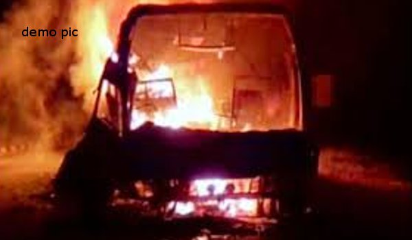 लक्जरी बस में आग लगने से चार यात्रियों की मौत, 13 घायल