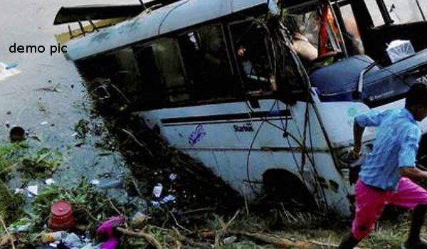 12 kolkata tourists injured as bus overturned in malda