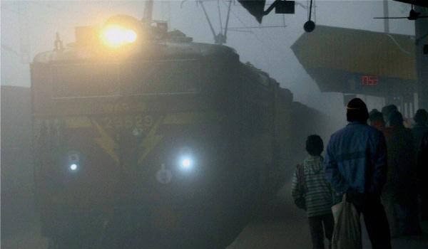 दिल्ली : कोहरे के कारण 92 ट्रेनें लेट, 7 रद्द