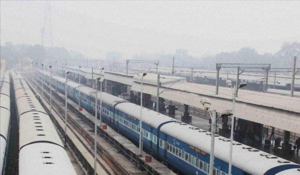 दिल्ली में कोहरे से 11 विमान व 60 ट्रेनें प्रभावित