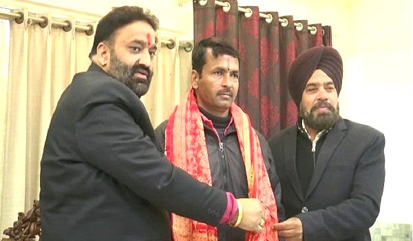पाकिस्तान को कड़ा संदेश देने के लिए मोबिन बना हिंदू पाकिस्तान को कड़ा संदेश देने के लिए मोबिन बना हिंदू