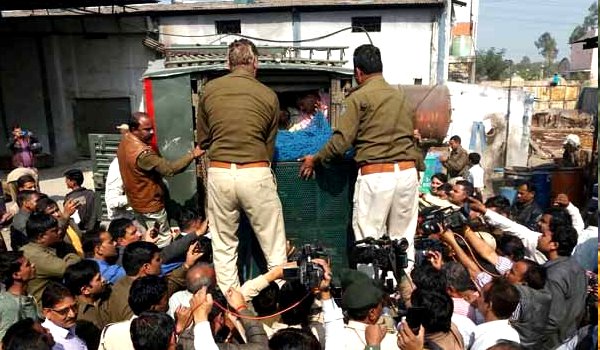इंदौर : साबुन फैक्ट्री में घुसा तेंदुआ, मची अफरा तफरी इंदौर : साबुन फैक्ट्री में घुसा तेंदुआ, मची अफरा तफरी