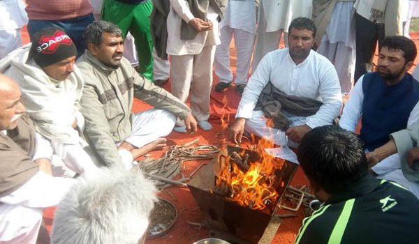 जाट आंदोलन : 19 जगह धरना शुरू, फतेहाबाद में 5 पुलिसकर्मी सस्पेंड जाट आंदोलन : 19 जगह धरना शुरू, फतेहाबाद में 5 पुलिसकर्मी सस्पेंड