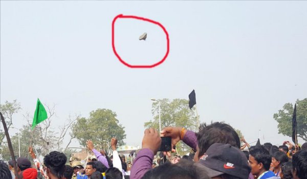 सीएम की सभा में जूता-चप्पल फेंकने वालों के खिलाफ प्राथमिकी सीएम की सभा में जूता-चप्पल फेंकने वालों के खिलाफ प्राथमिकी
