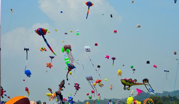 मकर संक्रांति : जयपुर में पतंगों से रंगीन हुआ आसमान