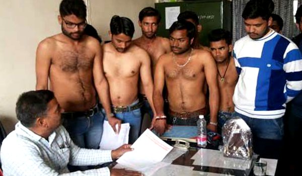 अजमेर में लॉ कॉलेज की मान्यता के लिए अर्धनग्न प्रदर्शन अजमेर में लॉ कॉलेज की मान्यता के लिए अर्धनग्न प्रदर्शन